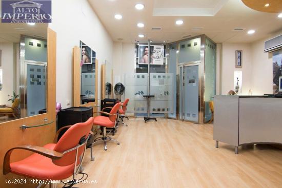  Magnifico local en el Centro de Granada, actualmente instalado como peluquería. Listo para entrar.  