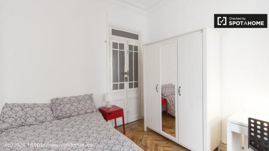 Habitación con balcón en un apartamento de 7 dormitorios en Salamanca, Madrid - MADRID