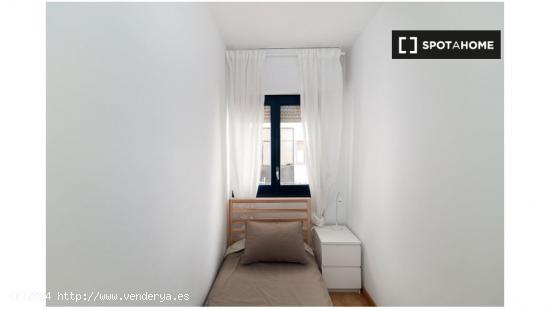 ¡Habitaciones en alquiler en un piso de 7 habitaciones en Madrid! - MADRID