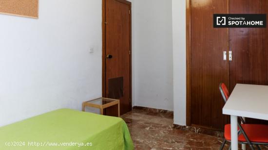 Habitación acogedora con ventana con vistas al patio en un apartamento de 4 dormitorios, San Franci