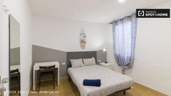 Se alquilan habitaciones en un apartamento de 5 dormitorios en El Raval - BARCELONA