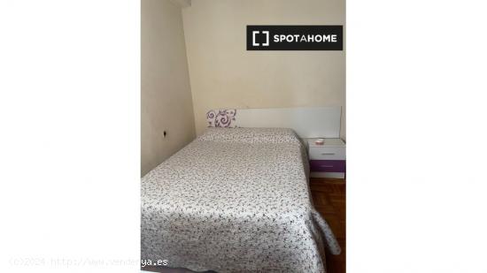 Se alquilan habitaciones para mujeres en piso de 2 habitaciones en Fuente Del Berro - MADRID