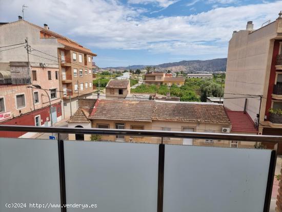 Vive con Estilo: Piso Luminoso y Moderno en Santa Cruz con Terraza y Garaje. - MURCIA