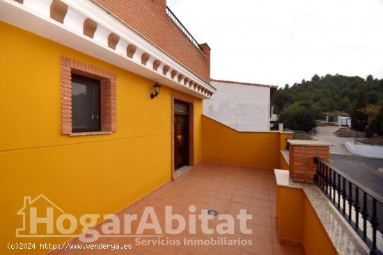 ADOSADO SEMINUEVO CON GARAJE Y TERRAZA - CASTELLON