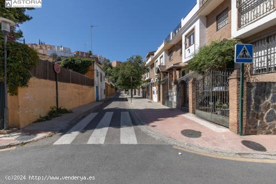 Espectacular adosada junto al paseo de la Bicha en Granada - GRANADA