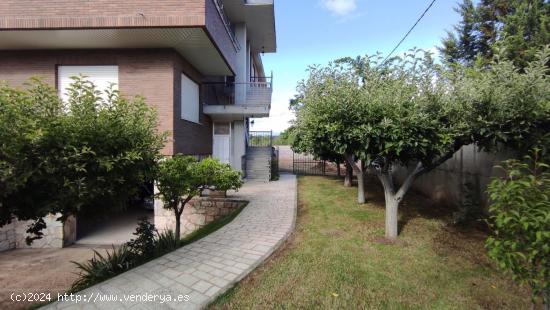 CHALET PAREADO en carretera CABOALLES - LEON