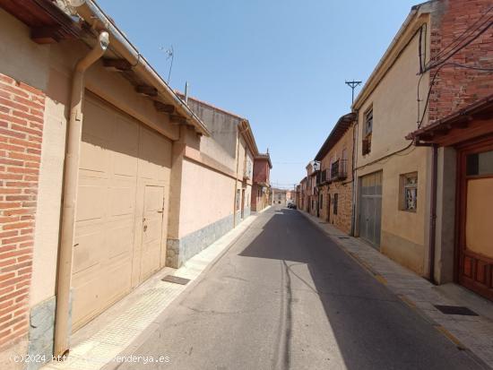 GRAN CASA EN LA ZONA DE VALENCIA DE DONJUAN - LEON