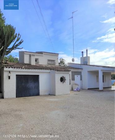 SE VENDE AMPLIO CHALET INDEPENDIENTE EN BONAVISTA IDEAL PARA REFORMAR A SU GUSTO - ALICANTE