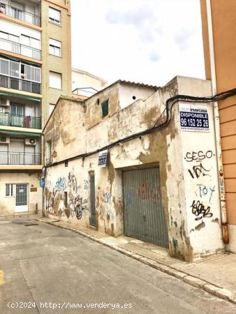 Casa urbana en venta, se encuentra situada  en zona de Pizarro y parada de metro de Quart de Poblet.