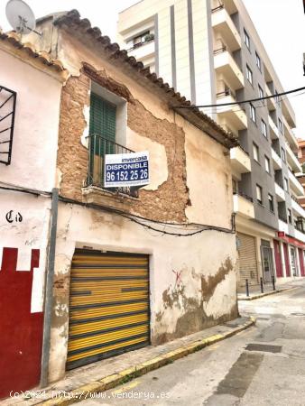 Casa urbana en venta, se encuentra situada  en zona de Pizarro y parada de metro de Quart de Poblet.