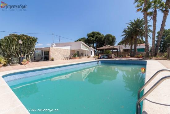 Villa de 5 dormitorios y piscina - ALICANTE