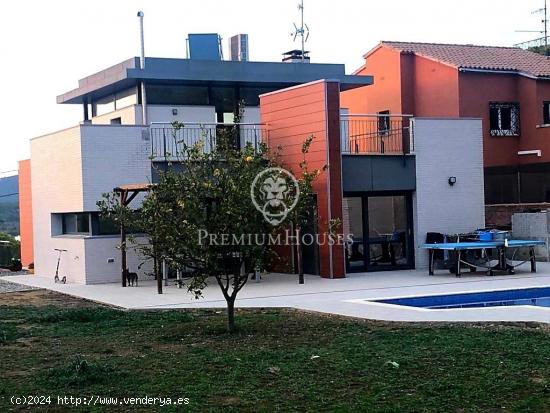 Casa independiente con piscina a la venta en Mas D'en Serra - BARCELONA