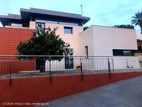 Casa independiente con piscina a la venta en Mas D'en Serra - BARCELONA