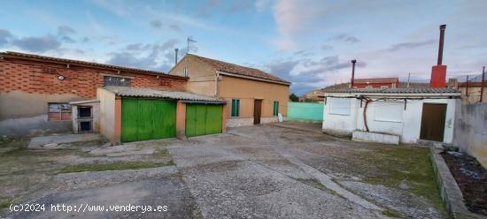 VIVIENDA DE 4 DORMITORIOS CON AMPLIO PATIO, COCHERA Y MERENDERO - BURGOS