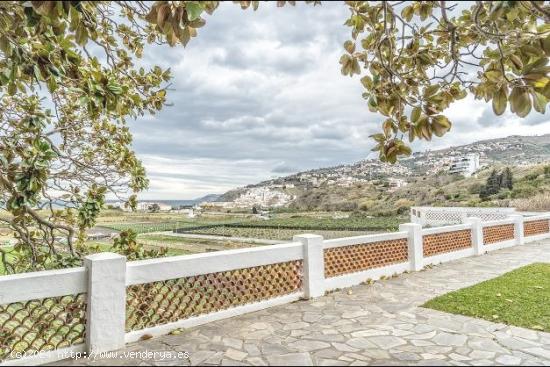 ESPLENDIDA CASA ANTIGUA, EN LA PLAYA DEBAJO DEL CASTILLO DE SALOBRÑA Y AMPLIO TERRENO - GRANADA