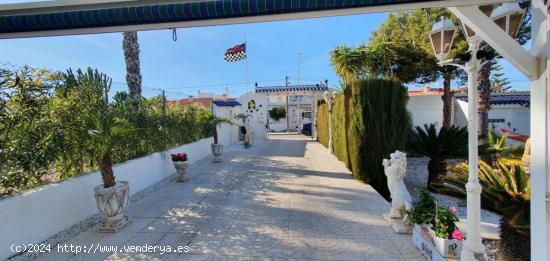 CHALETS CON PISCINA PRIVADA Y 1000 METROS DE PARCELA - ALICANTE