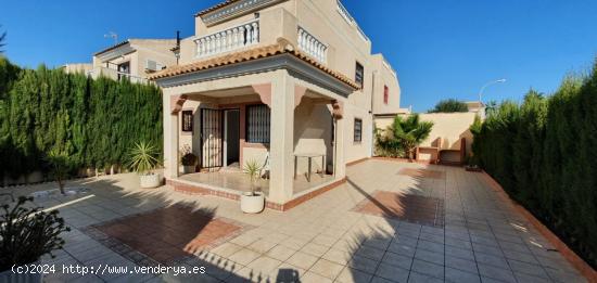 CHOLLO CHALETS INDEPENDIENTE CON DOS TERRAZA Y SOLARIUM - ALICANTE