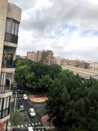 CASA DE DOS PLANTAS PARA REHABILITAR EN AVENIDA DE LA LIBERTAD O  COMO SOLAR BAJO + SEIS ALTURAS. - 