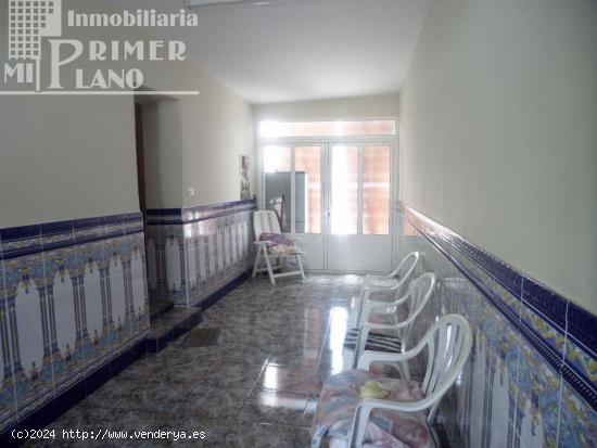 *Casa de dos plantas para entrar a vivir con cochera y patio grande junto a calle Manterola* - CIUDA