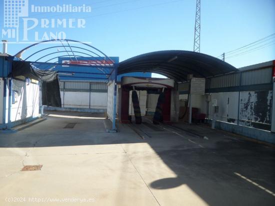 Nave con patio de 921 m2, en esquina, situada en una avda a 50 metros de Carretera de Argamasilla - 