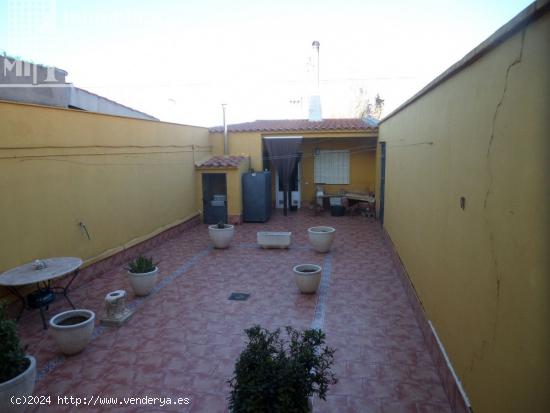 CASA ADOSADA CON COCINA AMUEBLADA, COCINA CAMPERA, GARAJE PRIVADO Y PATIO, JUNTO AL TEATRO - CIUDAD 