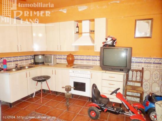 CASA ADOSADA CON COCINA AMUEBLADA, COCINA CAMPERA, GARAJE PRIVADO Y PATIO, JUNTO AL TEATRO - CIUDAD 