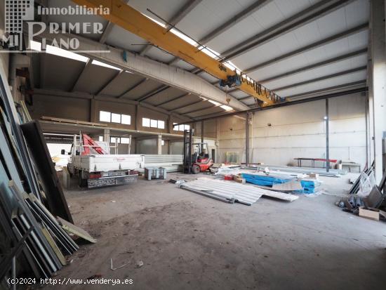  Nave industrial junto a ctra de Pedro Muñoz de 540 m2, con 2 patios de 80 m2 cada uno y puente grua 