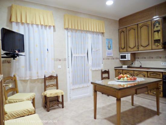 *Casa con 3 dormitorios planta baja con cocina amueblada y garaje privado* - CIUDAD REAL