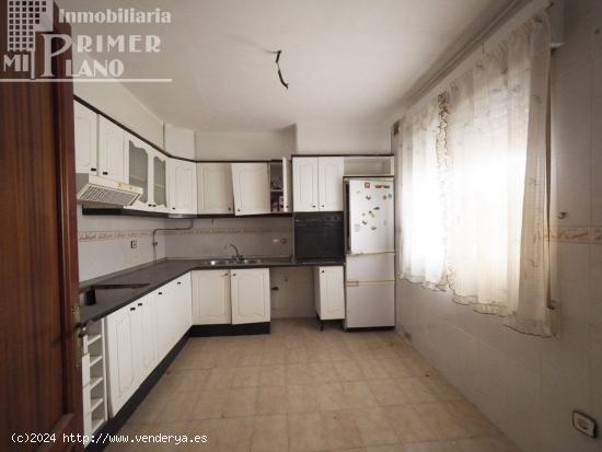 Casa divida en 2 viviendas por planta para reformar por calle Manterola en esquina por  85.000 Euros