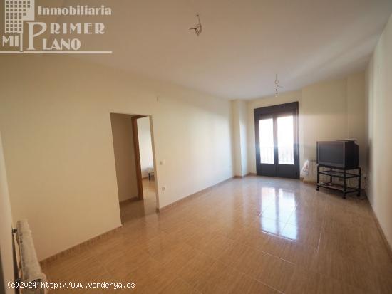 Piso nuevo a estrenar junto a calle Angel Izquierdo, de 3 dormitorios, 2 baños, patio y garaje - CI