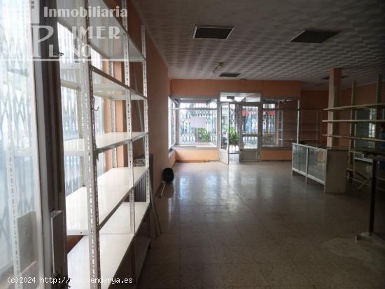 *LOCAL EN AVDA ANTONIO HUERTAS DE 150 M2 CON 4 ESCAPARATES POR 900€ al mes* - CIUDAD REAL