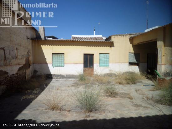 Se vende casa-solar en pleno centro de Tomelloso con 390m2 de terreno y 18 metros de fachada - CIUDA