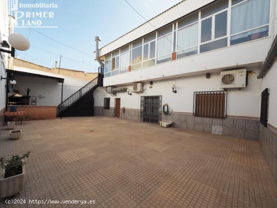 Espectacular casa junto avda D.Antonio Huertas, con local comercial, 3 dorm, 2 baños y amplio patio