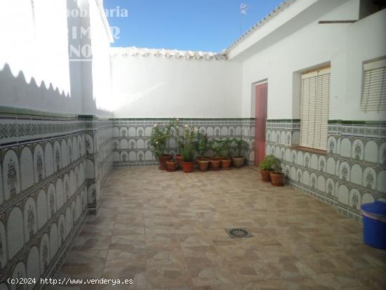 Casa de dos plantas, con 3 dormitorios, patio, garaje y buhardilla junto a Doña Crisanta - CIUDAD R