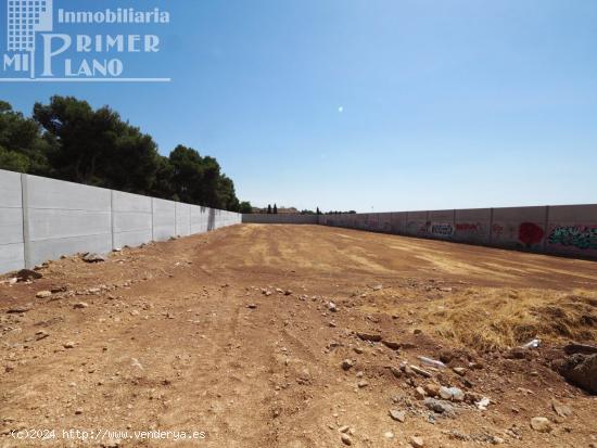  *Solar en venta junto al parque de la constitucion con 3155m2 y 31 metros de fachada* - CIUDAD REAL 