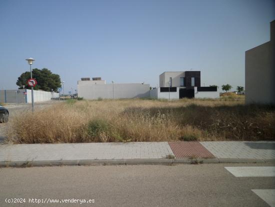 *SOLAR en ESQUINA, con 640m2 junto a la zona de Institutos. A sólo 300€/m2* - CIUDAD REAL