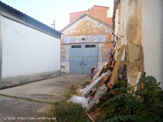 Se vende casa con acceso a dos calles para edificar en pleno centro de Tomelloso, con 645 m2. - CIUD