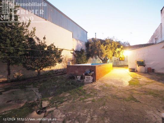 Casa de planta baja de 5 domitorios y 394 m2 de superficie por solo 120.000 € junto al centro - CI