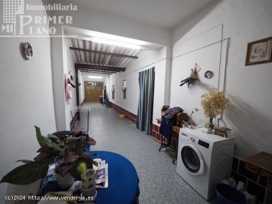 Casa de planta baja de 5 domitorios y 394 m2 de superficie por solo 120.000 € junto al centro - CI