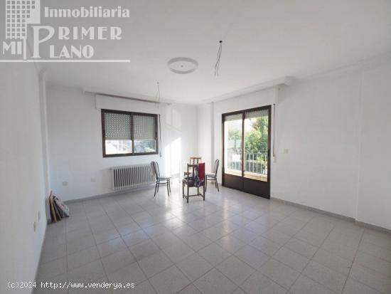  *¡Casa de dos plantas, con 4 dormitorios + local comercial* - CIUDAD REAL 