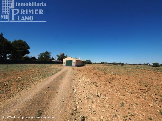 *Parcela con 11.461m2 con nave de 90 m2 en la zona de Carretera de Alavesa* - CIUDAD REAL