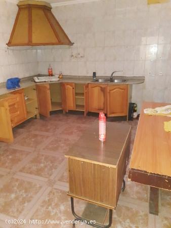 ¡OPORTUNIDAD !CASA PARA REFORMAR, CON 3 DORMITORIOS + 2 BAÑOS, CON COCHERA POR 45.000 € - CIUDAD