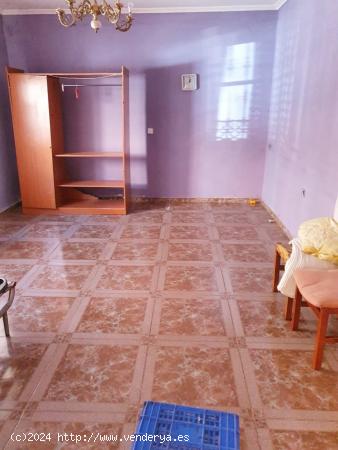 ¡OPORTUNIDAD !CASA PARA REFORMAR, CON 3 DORMITORIOS + 2 BAÑOS, CON COCHERA POR 45.000 € - CIUDAD