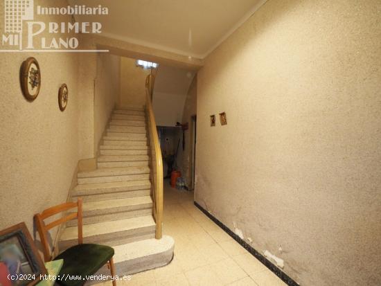 Vivienda de 2 plantas en pleno centro de Tomelloso en calle Socuellamos para reformar, con 275 m2 - 