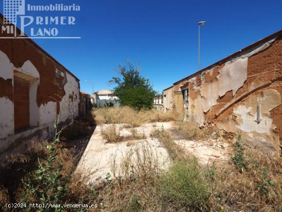 Se vende solar en esquina a 3 calles en una de las principales avenidas de Tomelloso con 284 m2 - CI