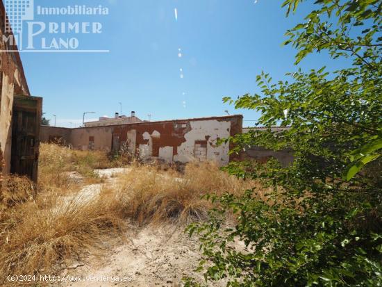 Se vende solar en esquina a 3 calles en una de las principales avenidas de Tomelloso con 284 m2 - CI