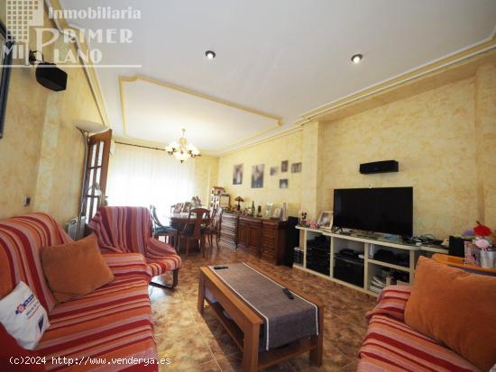  *Vivienda, amueblada, 2 plantas junto a c/Doña Crisanta con 3 dormitorios, 2 baños, garaje y patio 