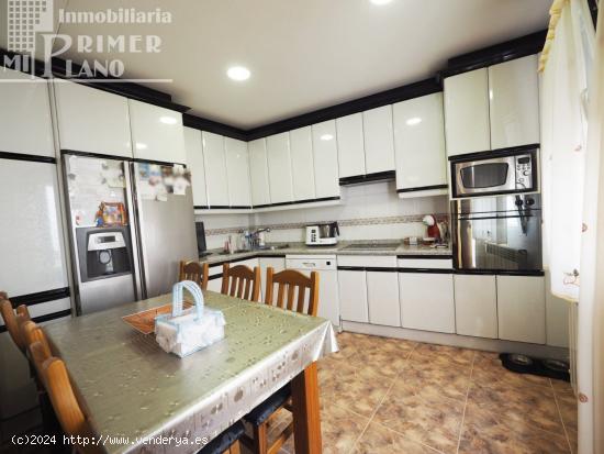 *Vivienda, amueblada, 2 plantas junto a c/Doña Crisanta con 3 dormitorios, 2 baños, garaje y patio