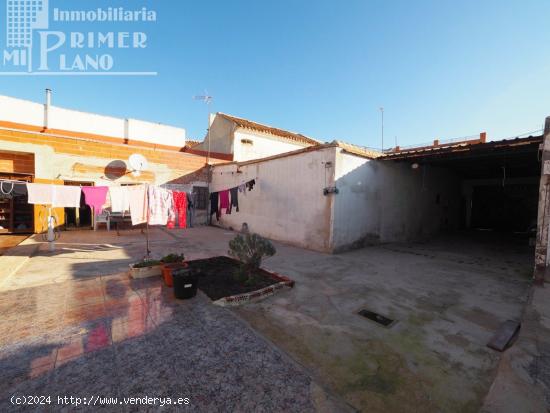 Se vende casa de planta baja para reformar con 401 m2 y acceso a dos calles por 124.000 € - CIUDAD