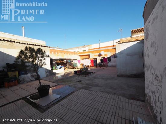 Se vende casa de planta baja para reformar con 401 m2 y acceso a dos calles por 124.000 € - CIUDAD